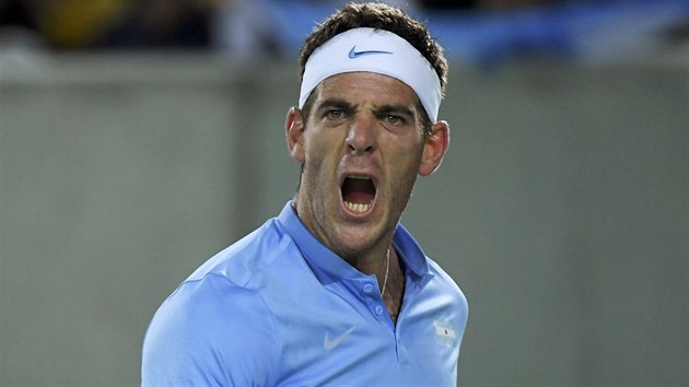 Argentinec Juan Martn Del Potro se raduje v zpase s Novak Djokoviem v vodnm kole olympijskho turnaje.