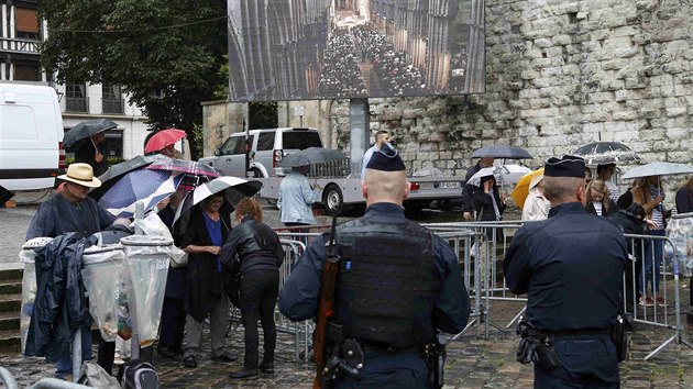 Francie se v ter rozlouila s knzem, kterho zavradili radiklov z Islmskho sttu (2. srpna 2016)