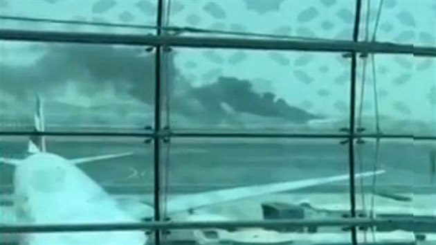 Fotografie z videa, kter� zachytilo nehodu letounu spole�nosti Emirates na leti�ti v Dubaji (3. srpna 2016)