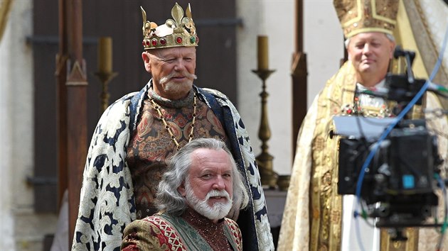 Jaromír Hanzlík (dole) hraje v pohádce Pravý rytíř zlého černokněžníka, Jiří Korn (nahoře) krále Jakuba.