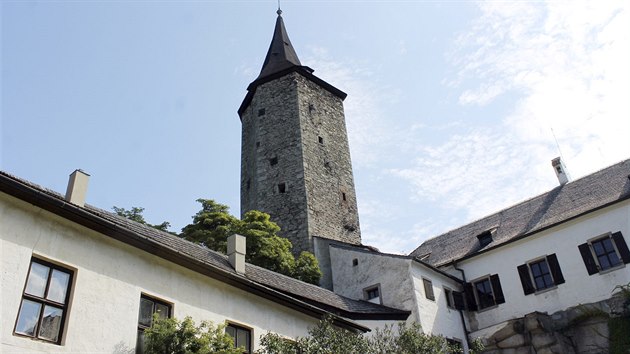 Toto je dominanta hradu Roštejn. Z oken věže je přitom výhled až na část Alp.