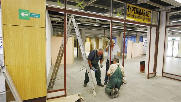 Většina přízemí obchodního domu Prior v Jihlavě se bude až do října přestavovat pro řetězec Datart.