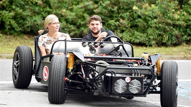 StudentCar SCE zatm bez karoserie. Vvojov tm ovuje funknost techniky pi testovacch jzdch.