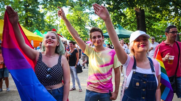 V praze začal festival Prague Pride přibližuje život leseb, gayů, bisexuálů a transsexuálů (LGBT). Při zahájení se konaly koncerty na Střeleckém ostrově (8. srpna 2016).