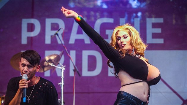 V praze začal festival Prague Pride přibližuje život leseb, gayů, bisexuálů a transsexuálů (LGBT). Při zahájení se konaly koncerty na Střeleckém ostrově (8. srpna 2016).