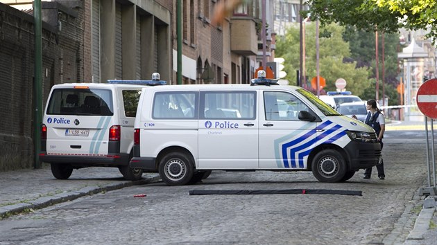 Belgick policie hldkuje ped policejn stanic, kde mu zatoil maetou na dv policistky (6. srpen 2016)