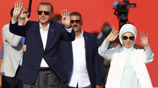 Turecký prezident Erdogan se svou ženou Emine mává svým příznivcům v Istanbulu (7. srpen 2016)