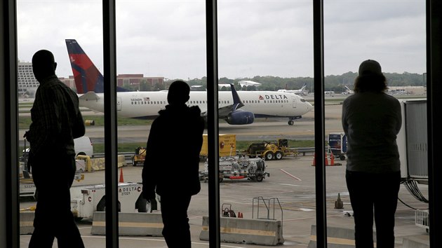 Cestujc sleduj svj plnovan let Delta Air Lines na letiti v Atlant pot, co firma kvli masivnmu vpadku systmu takzvan uzemnila veker sv lety (8. srpna 2016)