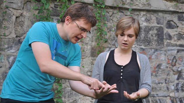Herci divadla Podivn ze Spolku UHO trnuj improvizaci na travnat terase Zahrady Liberec.