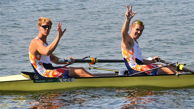 Dvojka bez kormidelnka Luk Heleic (vpravo) a Jakub Podrazil postoupila do olympijskho semifinle. (6. srpna 2016)