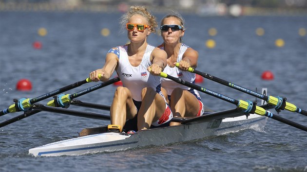 Český ženský dvojskif Lenka Antošová (vlevo) a Kristýna Fleissnerová v olympijské rozjížďce na Lagoa Stadiu v brazilském Riu. (6. srpna 2016)