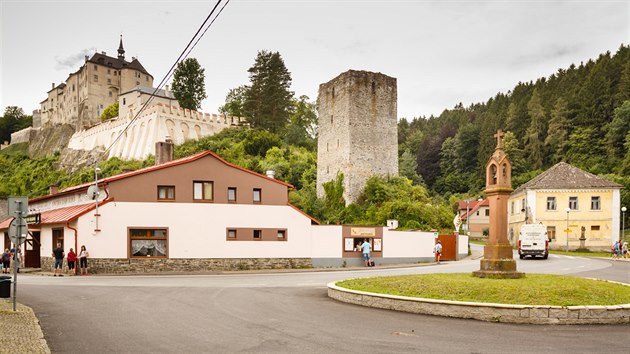 Historick zvonika - a s nkolika zmnami - peila ve stedu mstyse esk ternberk dodnes.