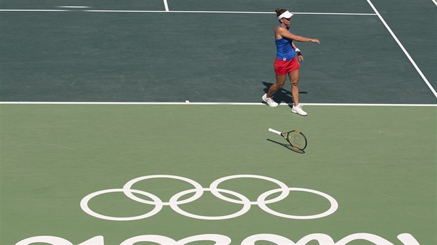 Barbora Strcov v prvnm kole olympijskho turnaje s Belgiankou Yaninou Wickmayerovou. (6. srpna 2016)