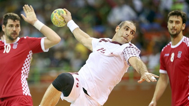Katarsk hzenk Bassel Alrayes (uprosted) v olympijskm utkn proti Chorvatsku. (7. srpna 2016)