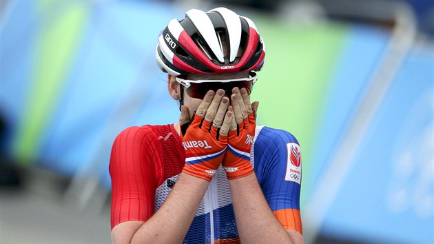 Zlatou medaili v silninm zvodu s hromadnm startem v Riu vyhrla po dramatickm finii Nizozemka Anna Van Der Breggenov. (7. srpna 2016)