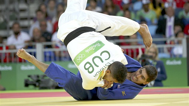 esk judista Jaromr Jeek (v modrm) pi olympijskm zpasu s Magdielem Estradou z Kuby. (8. srpna 2016)