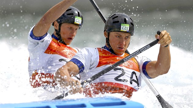 et deblkanoist Jonas Kapar (vpravo) a Marek indler pi sv olympijsk jzd. (8. srpna 2016)