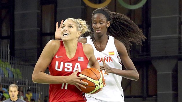 Americk basketbalistka Elena Delle Donneov prochz obranou panlska v vodnm olympijskm utkn v Riu. (8. srpna 2016)