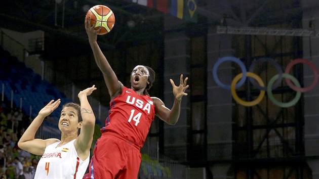 Souboj španělské basketbalistky Laury Nichollsové s Američankou Tinou Charlesovou v úvodním olympijském utkání v Riu. (8. srpna 2016)