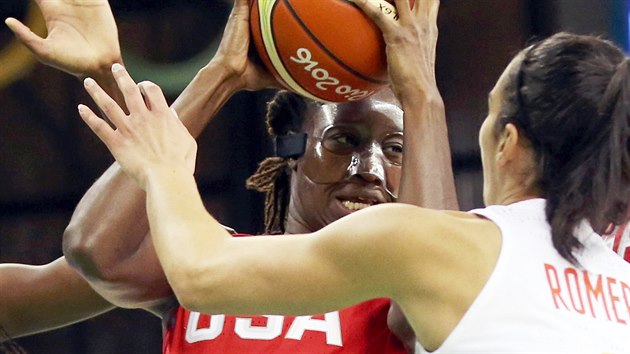 Americk basketbalistka Tina Charlesov v souboji se panlkou Letici Romerovou. (8. srpna 2016)