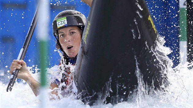 esk kajakka Kateina Kudjov pi sv olympijsk jzd v brazilskm Riu. (8. srpna 2016)