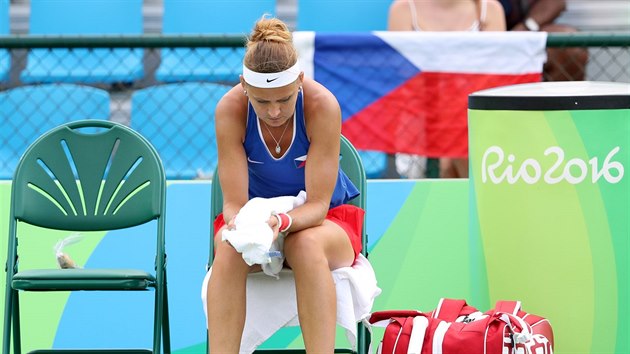 esk tenistka Lucie afov odstoupila z utkn po prvnm setu s Belgiankou Flipkensovou. (8. srpna 2016)