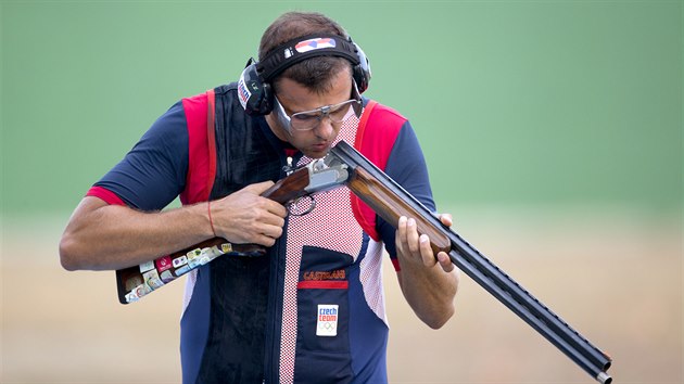 Ke zlatu z Pekingu 2008 stelec David Kosteleck dal olympijskou medaili...