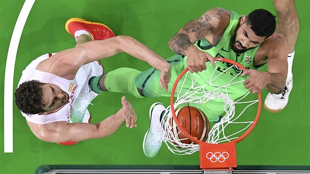 Ko brazilskho basketbalisty Augusta Limy (vpravo) v olympijskm utkn se panlskem. (9. srpna 2016)