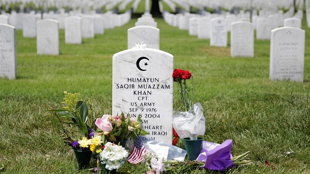 Hrob Humayuna Khana na Arlington National Cemetery na kraji Washingtonu (1. srpna 2016)