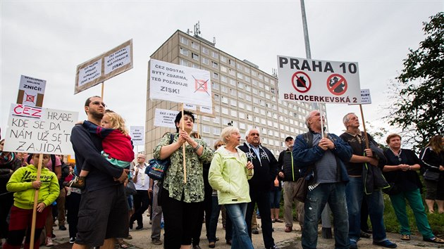 Nkolik set lid protestovalo proti prodeji sti praskho sdlit Psnice (9. srpna 2016).