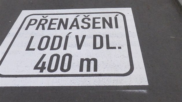 Nov znaen tak upozoruje cyklisty na sek, kudy vodci penej lod.