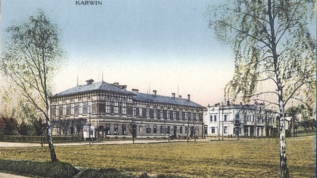 Na kolorované pohlednici z roku 1916 je vyobrazen Panský hotel, později pojmenovaný Závodní. Vybudovali ho Larisch-Mönnichové na hlavní karvinské ulici. Naposledy byl v provozu jako hotel Baník, srovnán se zemí v roce 1970.