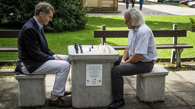V Horní Plané se k novému šachovému stolku posadil její starosta Jiří Hůlka (vpravo) s předsedou ČOV Jiřím Kejvalem.