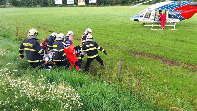 Řidiče felicie odvezl do nemocnice vrtulník.