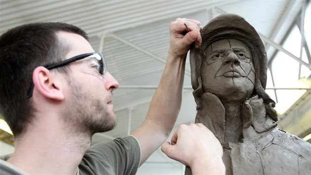 Vtvarnk Adam Krhnek modeluje sochy v potai, pak je tiskne na 3D tiskrnch. Ty maj ale omezenou velikost vslednch tisk, a tak to dl po stech. A z nich pak cel dlo slo a dl upravuje.