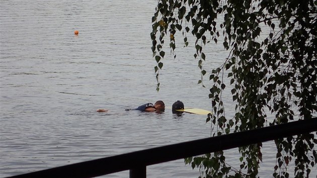 Pro mladka, kter spadl na wakeboardovm vleku na Brnnsk pehrad, museli pijet zchrani. Jeho zrann vak nebylo vn.