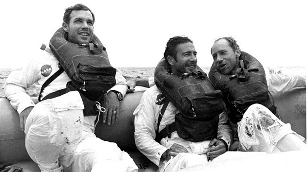 Posádka Apollo 15 (zleva Scott, Irwin a Worden) na nafukovacím člunu krátce po úspěšném přistání. Scott má na levé ruce hodinky Bulova Chronograph. Tehdy ještě ani v nejmenším nemohl tušit, za jak ohromující částku se v říjnu 2015 prodají.