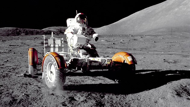 Elektromobil Rover poprvé v akci na Měsíci.