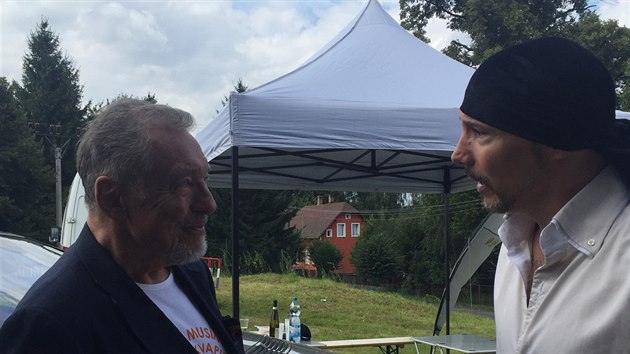 Karel Gott navtvil Houmrv triatlon v Jikov,  kde pedval ceny vtzm. Potkal se i s Bohuem Matuem, kter na navazujcm festivalu zazpval nejvt hity Karla Svobody.