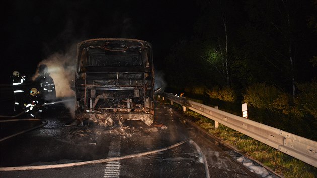 Na dálnici D10 nedaleko Mnichova Hradiště shořel kvůli závadě na motoru autobus. Cestující i řidička utekli včas (6. srpna 2016).