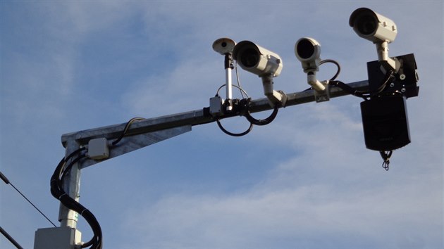 Jeden ze dvou sloupů, na nichž je umístěná čtveřice monitorovacích kamer.