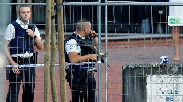 Belgická policie hlídkuje ped policejní stanicí, kde mu zaútoil maetou na...