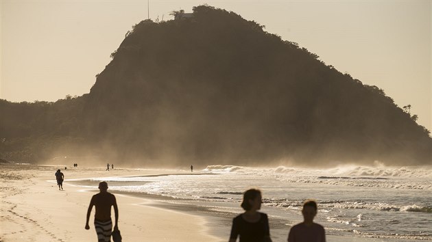 RIO ZALIT� SLUNCEM. Momentka z pl�e Copacabana.