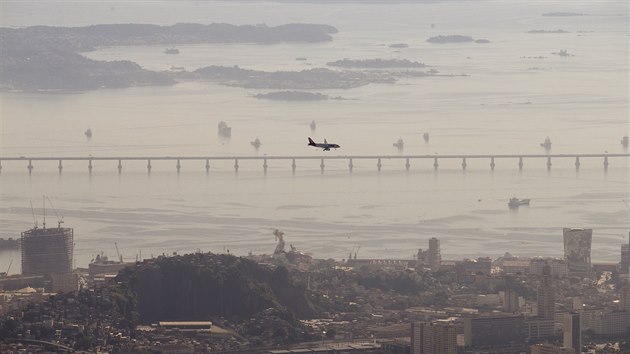 V OPARU. Pohled od sochy Krista Spasitele na Rio de Janeiro.