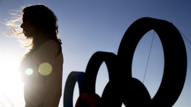 VTLEN PVABU. Dvka ped olympijskmi kruhy na pli Copacabana v Riu de...