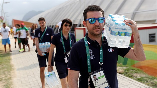 NEPODCENIT PITN REIM. lenov francouzsk vpravy odnej z jdelny v olympijsk vesnici v Riu balky vody.