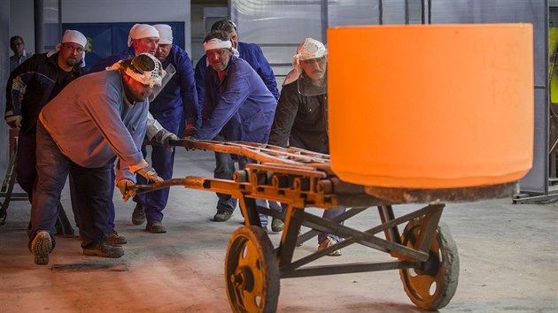 Zanen rozhavench amotovch pnv do tavic pece vyaduje slu nkolika mu.