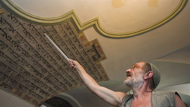 Achab Haidler vyučoval hebrejštinu v holešovské synagoze. Jako pomůcka sloužily dobové nápisy na zdech.