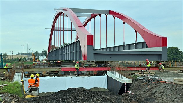 Přesun nového železničního mostu v Tršnici na Chebsku.
