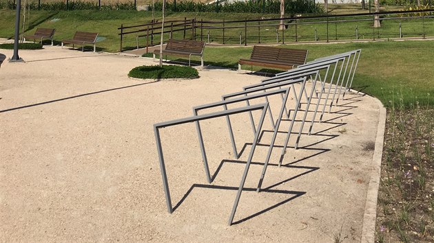 Pro olympijskou vesnici připravili designéři mmcité kolem 500 kusů městského mobiliáře včetně stojanů na kola.